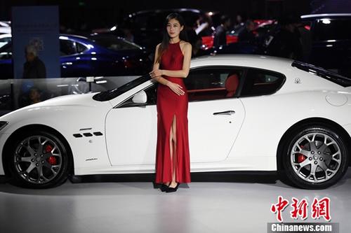 11月9日，2017第14屆中國(guó)西南（昆明）國(guó)際汽車博覽會(huì)在昆明滇池國(guó)際會(huì)展中心開展，市民欣賞了一場(chǎng)汽車盛宴。會(huì)展現(xiàn)場(chǎng)還展出了新能源汽車及機(jī)車。<a target='_blank' href='http://www.chinanews.com/'>中新社</a>記者李進(jìn)紅攝