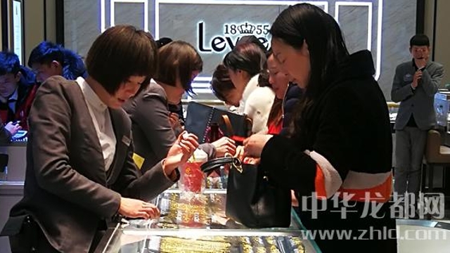 臨近春節(jié)，周口消費(fèi)市場紅似火