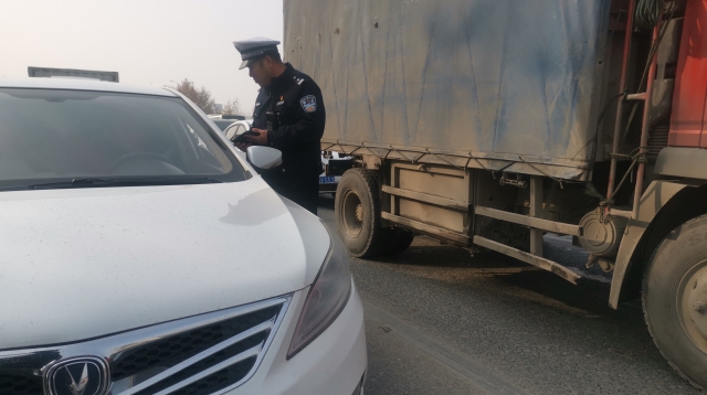 周口限行第一天，交警蜀黍上路勸返近百輛車