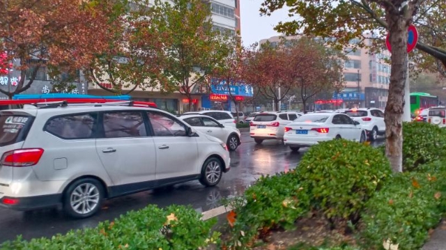 雨中道路擁堵，市民可繞行！