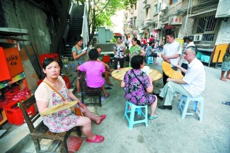 昨日，沙坪壩渝碚路，停電后市民來(lái)到院壩里乘涼。記者 張路橋 實(shí)習(xí)生 陳超 攝