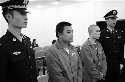 吳澤西（光頭者）與雷雨聲在庭上受審。通訊員 李森 攝