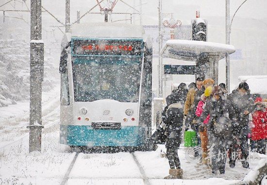 冬季，大連市民在雪中等候202路鐺鐺車 新華社發(fā)(呂文正 攝) 