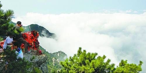  廬山云霧變幻莫測，常常轉(zhuǎn)瞬間便換了模樣。